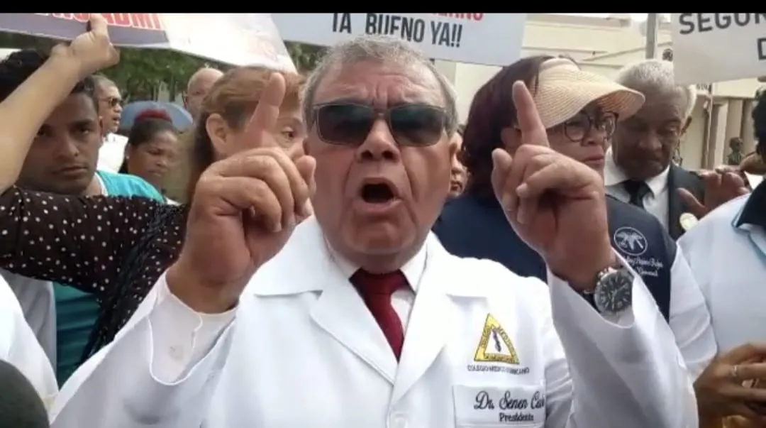 Médicos marcharon al Palacio Nacional fueron agredidos por la PN, denuncia CMD