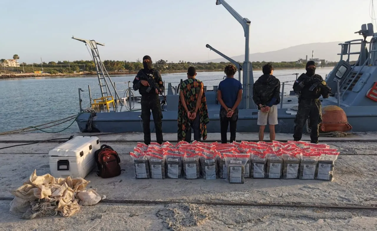 Confiscan 359 paquetes de cocaína en Barahona y arrestan tres hombres