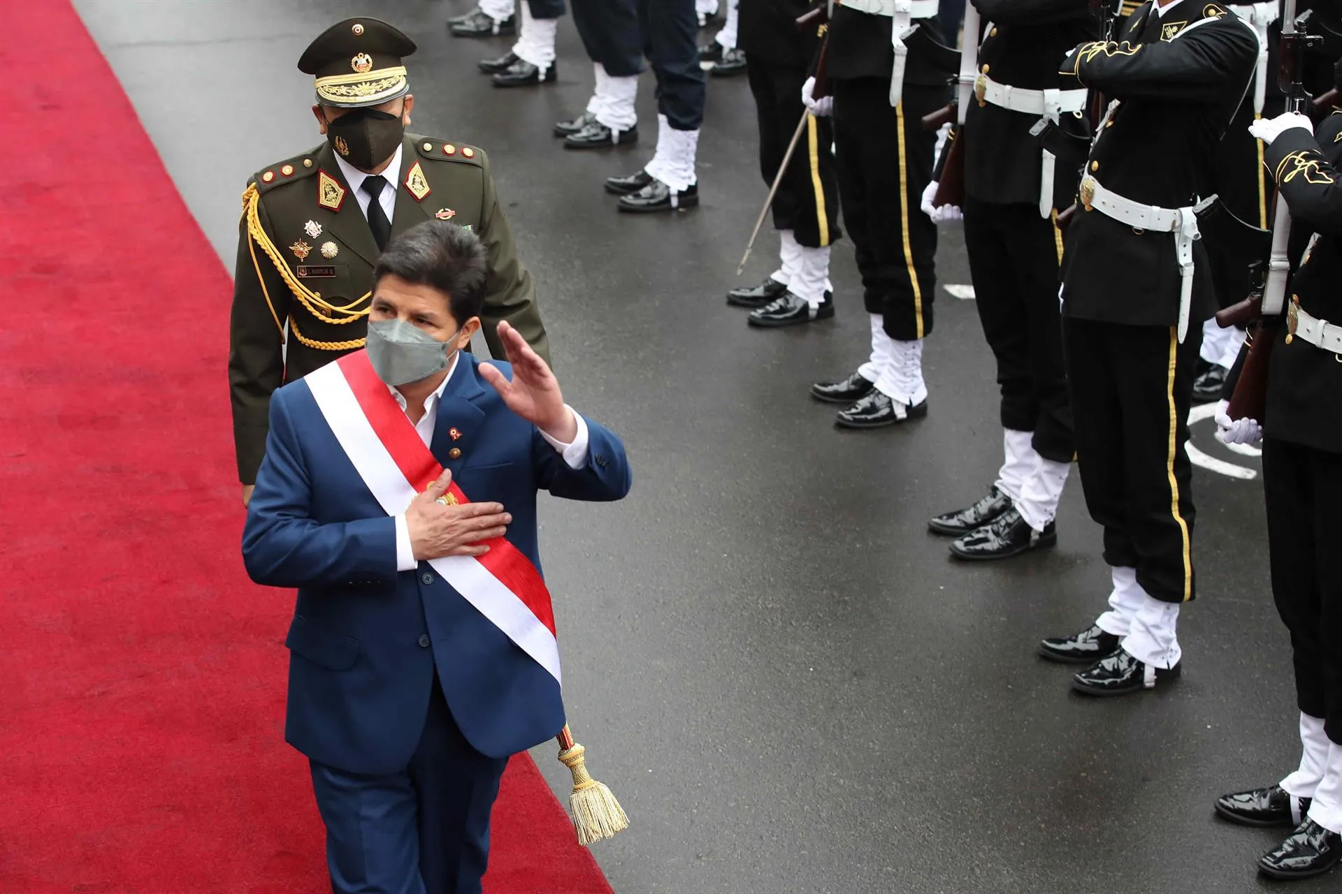 Congreso prohíbe al presidente de Perú viajar al exterior