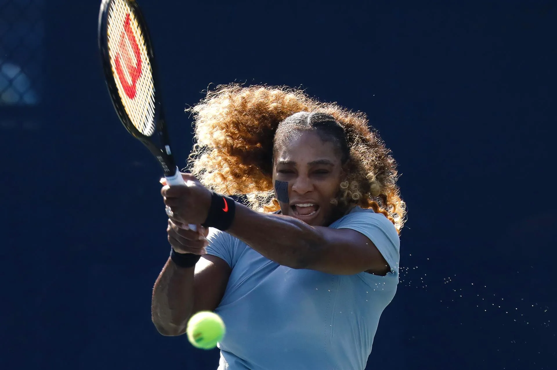 Serena Williams gana primer partido y retrasa su adiós