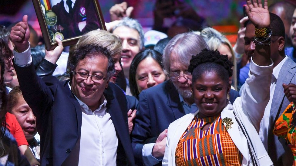 Gustavo Petro, el exguerrillero que comienza una histórica presidencia de izquierda en Colombia con la promesa de un cambio profundo
