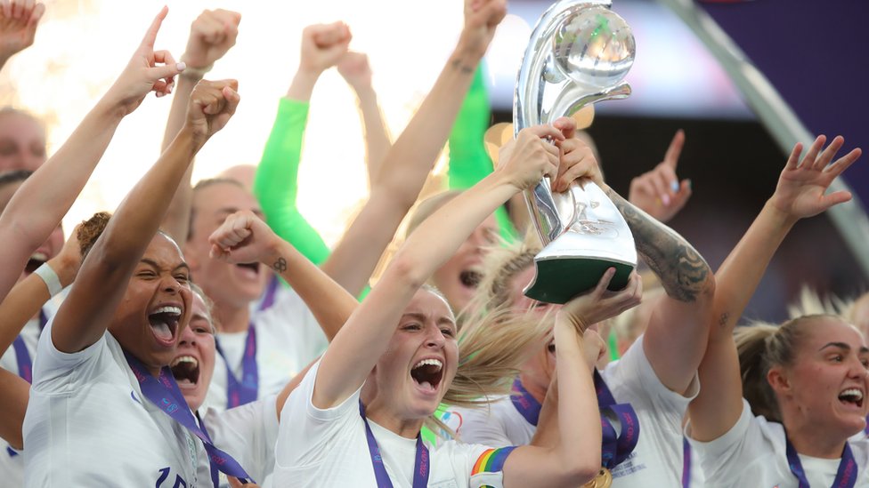 Eurocopa femenina: cuánto cobran las futbolistas que ganaron el torneo (y cómo se compara con los hombres)