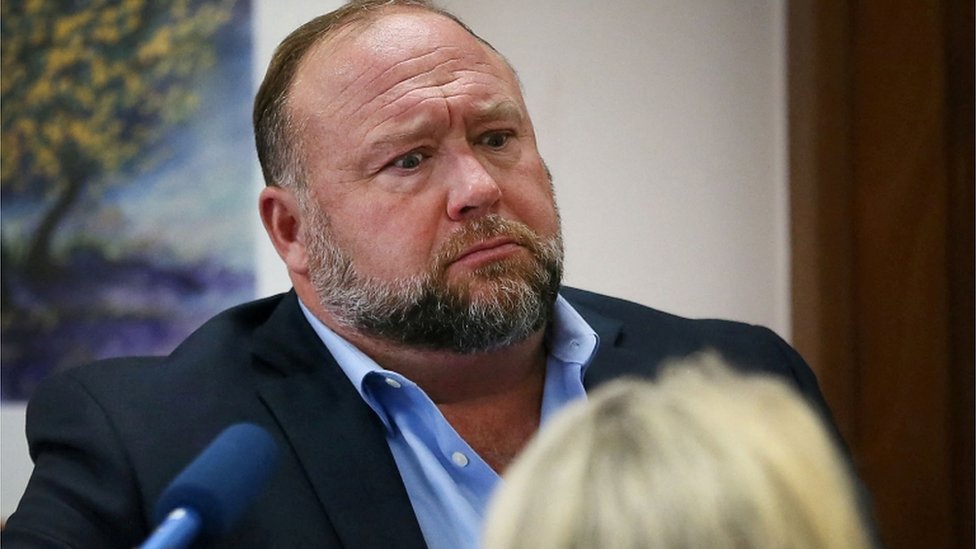 El locutor Alex Jones deberá pagar millones de dólares a los padres de Sandy Hook por difundir una teoría conspirativa sobre el tiroteo