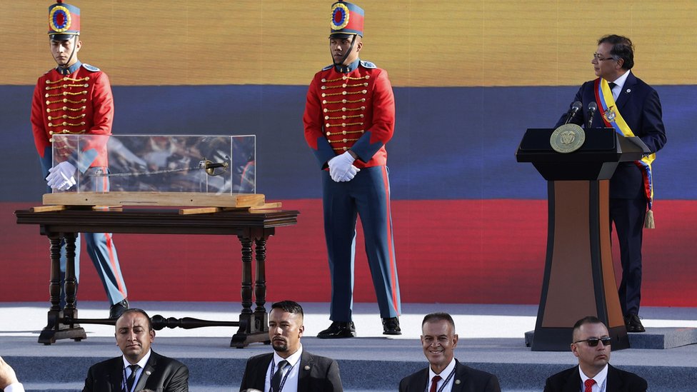 Petro presidente  El inesperado protagonismo de la espada de Bolívar, objeto de la primera orden de Petro como presidente de Colombia