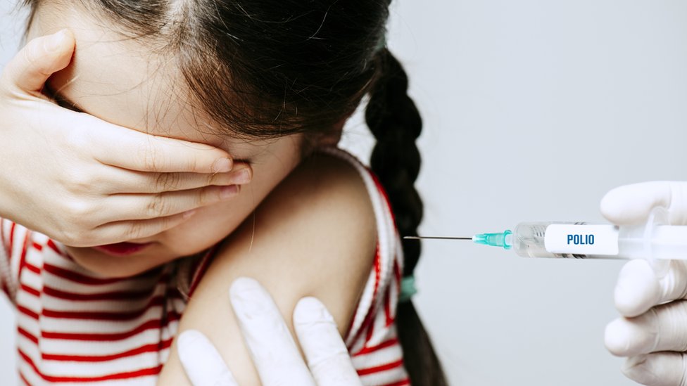 Polio: las autoridades sanitarias en Londres lanzan una campaña para vacunar con urgencia a 1 millón de niños contra la enfermedad