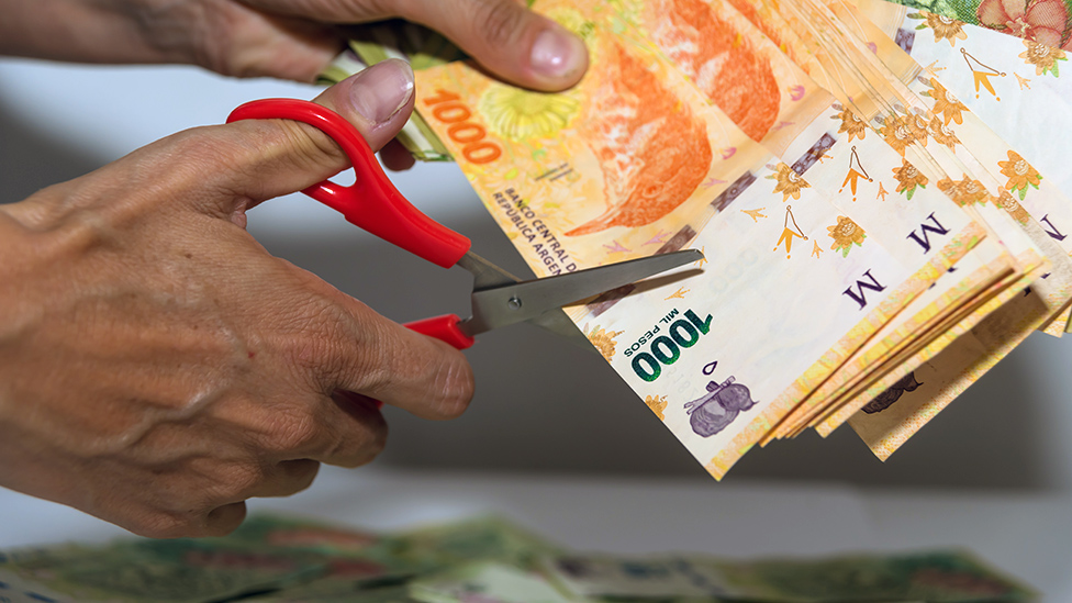 4 motivos por los que es tan difícil para Argentina reducir su histórico déficit fiscal, uno de los desencadenantes de la crisis económica
