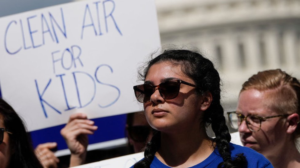 EEUU aprueba la ley con la mayor inversión de su historia contra el cambio climático: 4 claves del paquete de US$369000 millones