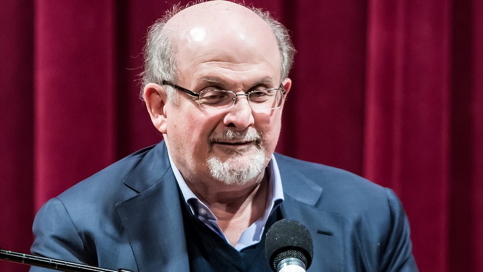 Salman Rushdie: los médicos retiran el respirador al escritor británico y recupera el habla