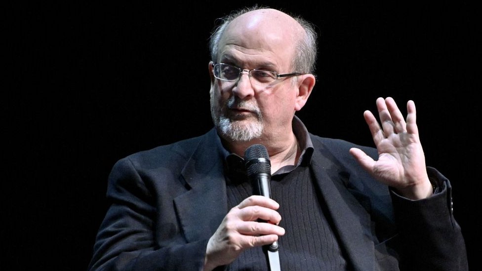Salman Rushdie: el gobierno de Irán asegura que el escritor y sus seguidores son los culpables del ataque en Nueva York