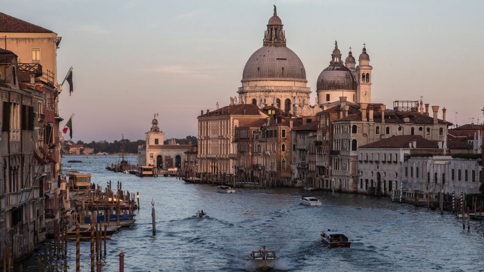 Los surfistas del Gran Canal de Venecia que desataron la ira del alcalde de la ciudad