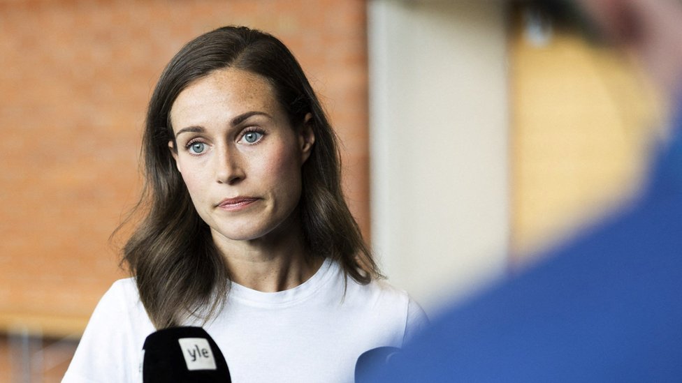 Sanna Marin: la primera ministra de Finlandia se disculpa por la foto de unas invitadas en topless en la residencia oficial