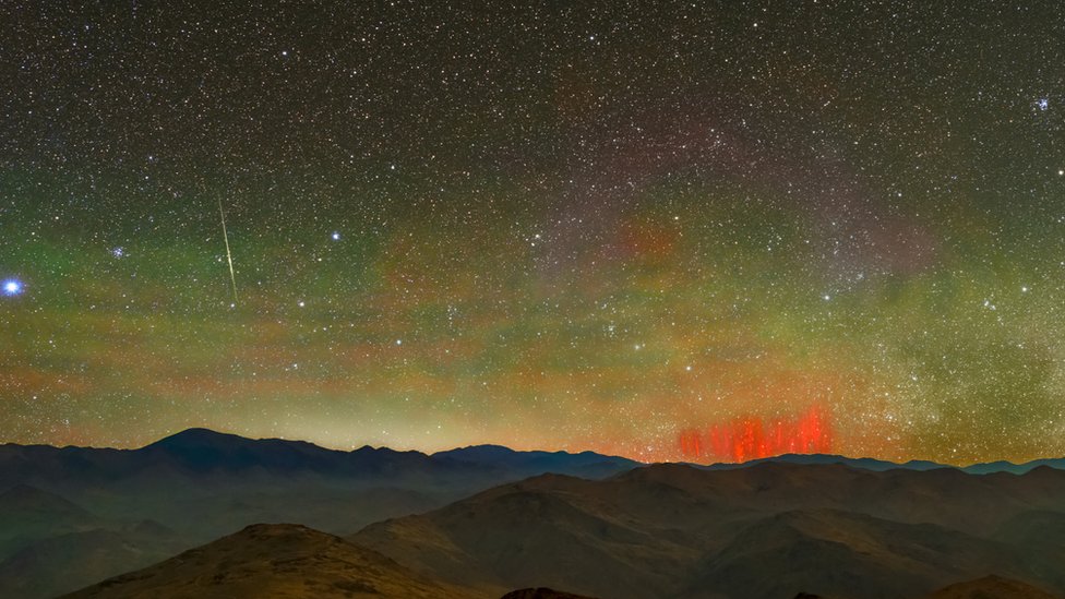 Qué son los rarísimos “duendes rojos” que aparecieron en el horizonte del desierto de Atacama en Chile