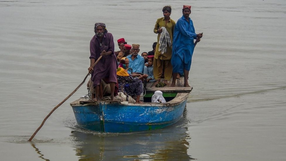 La “catástrofe climática” que tienen a casi la mitad de Pakistán bajo el agua y ha dejado casi 1000 muertos