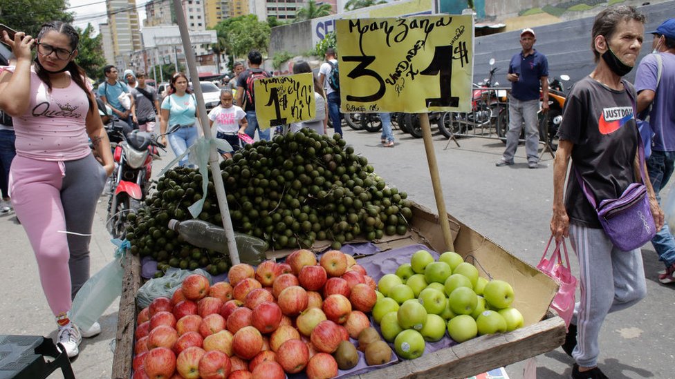 Qué hay detrás de la abrupta devaluación del bolívar y qué dice de la incipiente recuperación de la dolarizada economía en Venezuela