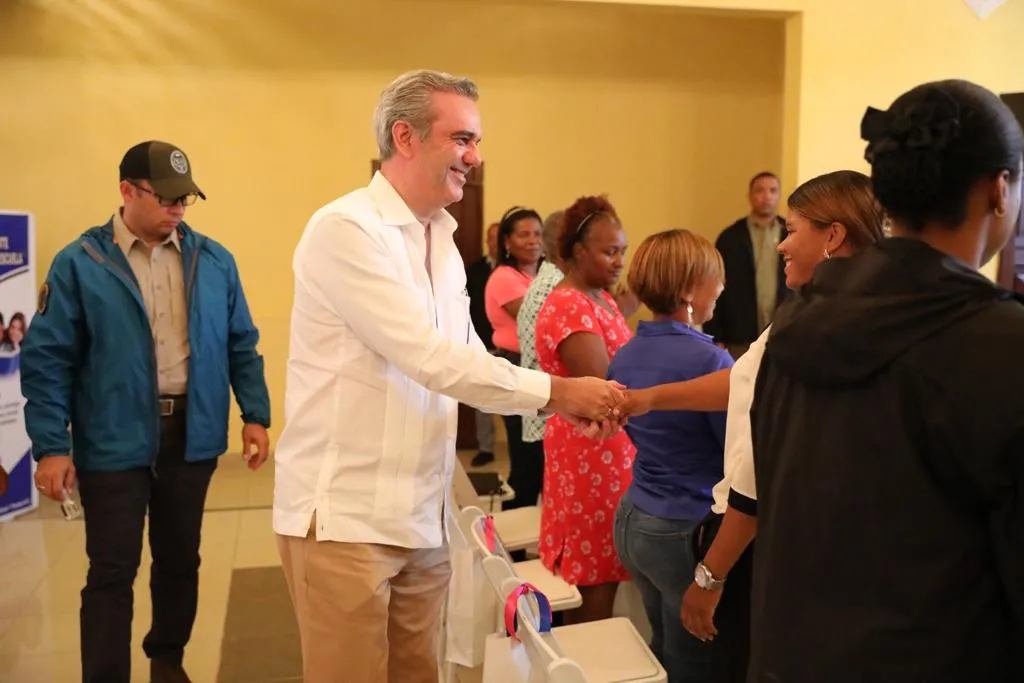Abinader exhorta mujeres de San Juan organizarse para tener mayor apoyo financiero