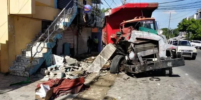 Camión impacta contra establecimiento en la avenida 25 de Febrero y mata a una persona