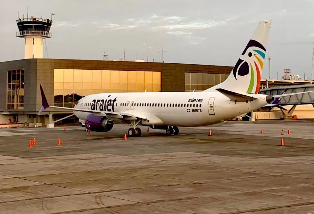 Arajet muestra bondades de sus aviones en vuelo privado a Colombia