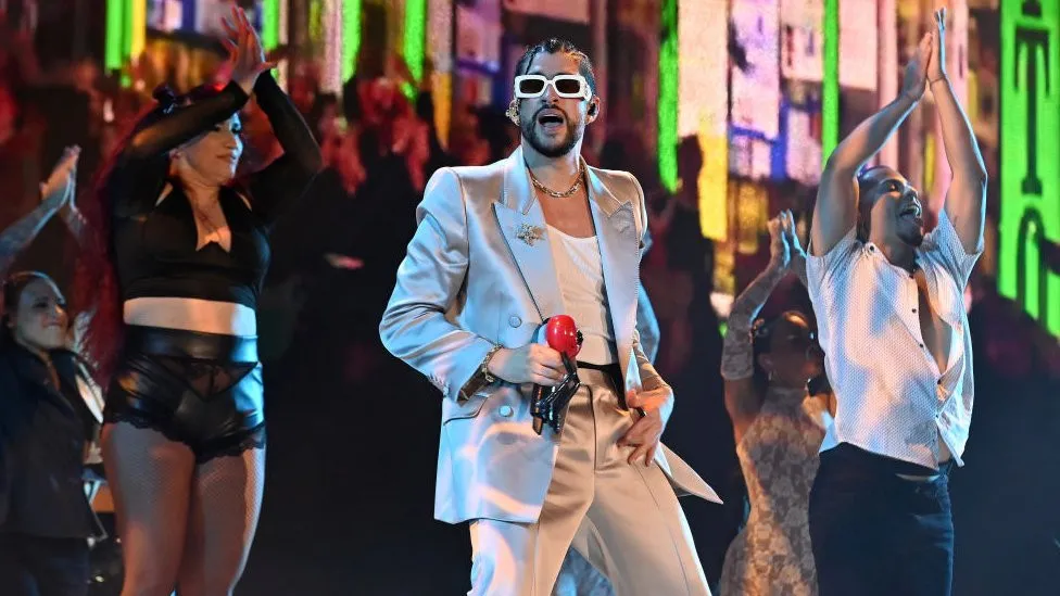 Bad Bunny hace historia al convertirse en mejor artista del año de los VMA
