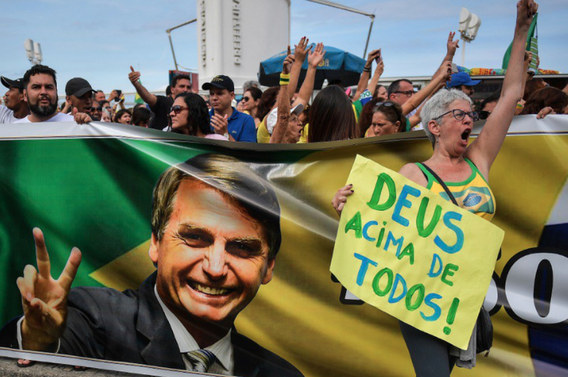 Bolsonaro se acerca a evangélicos para tratar de impedir victoria de Lula