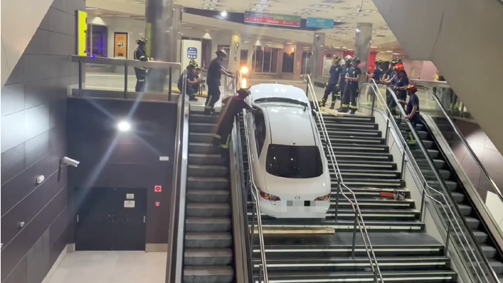 Roba un carro y lo encaja en las escaleras de estación de viajeros de Madrid