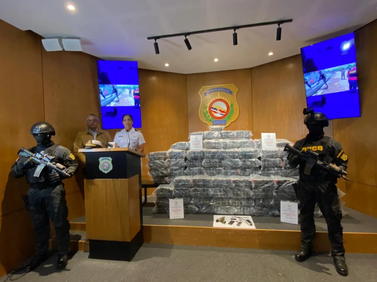 Autoridades confiscan 590 paquetes de presunta cocaína