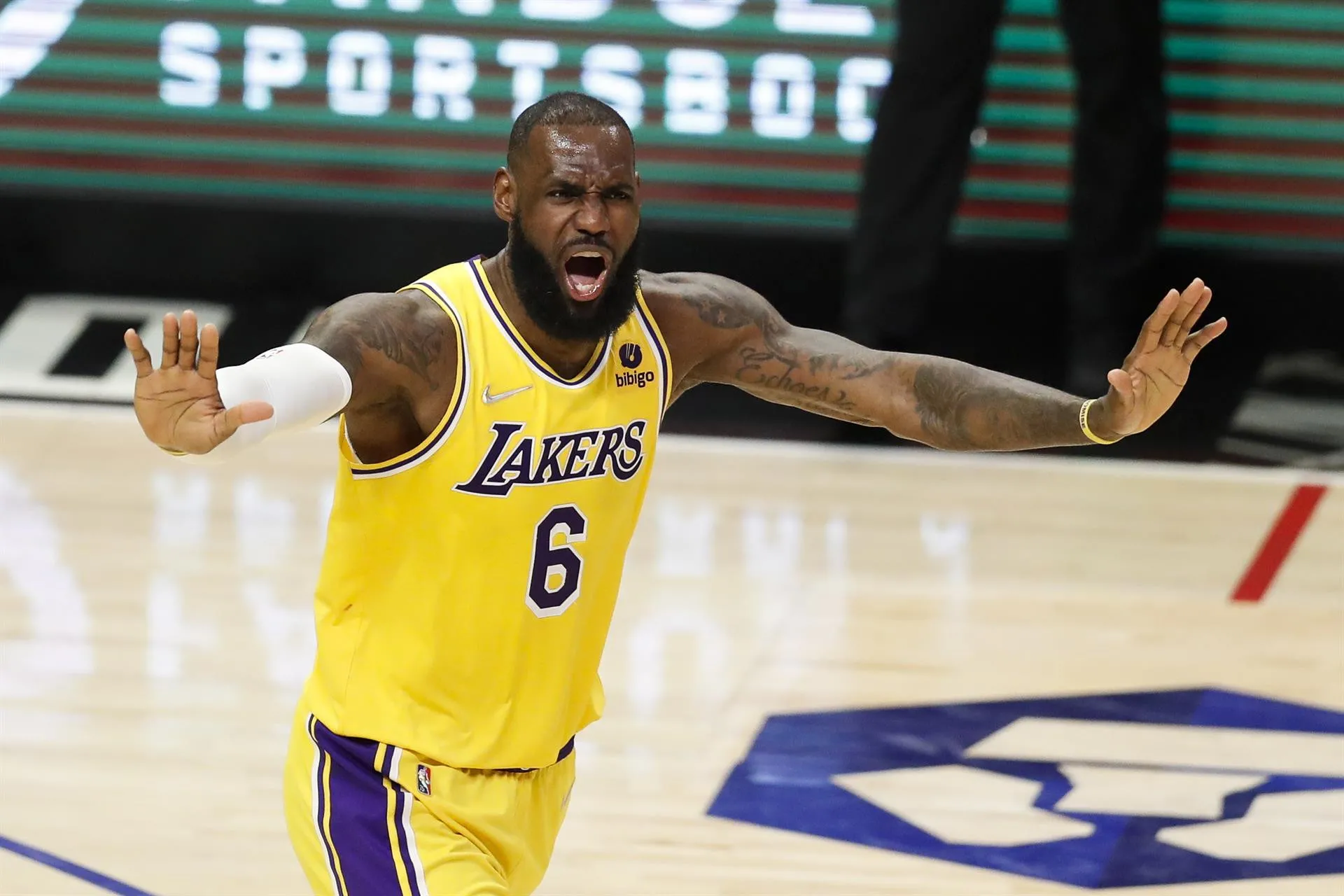 LeBron James renueva con los Lakers que anuncian retirada del 16 de Pau Gasol