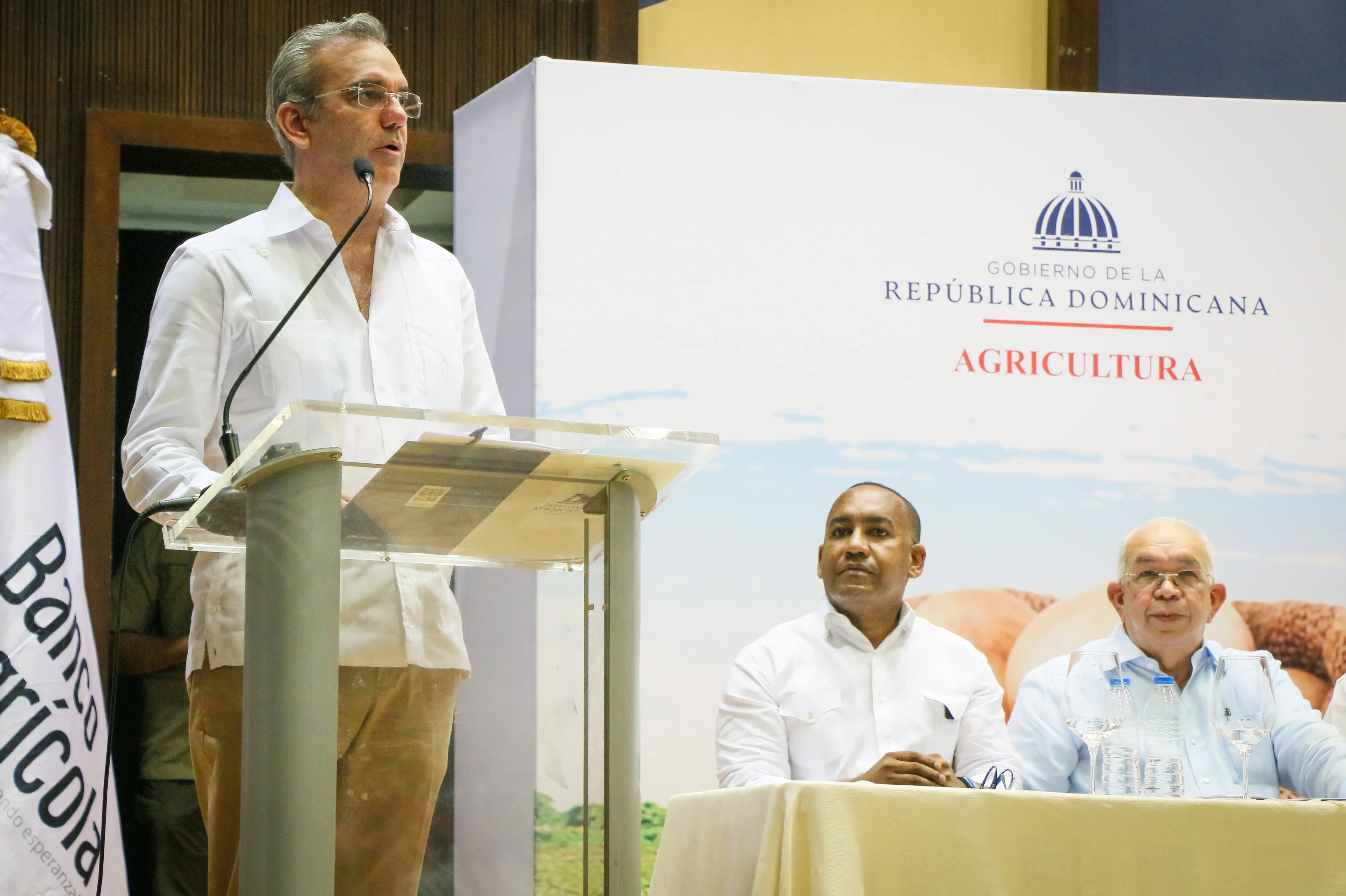 Abinader anuncia construcción de aeropuerto doméstico en San Juan