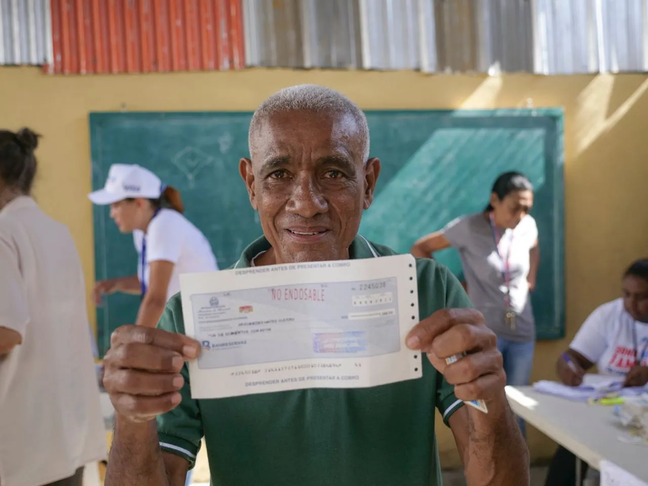 Entregan Bono de Apoyo Familiar a 1,056 familias del barrio 27 de Febrero Entregan Bono de Apoyo Familiar a 1,056 familias del barrio 27 de Febrero