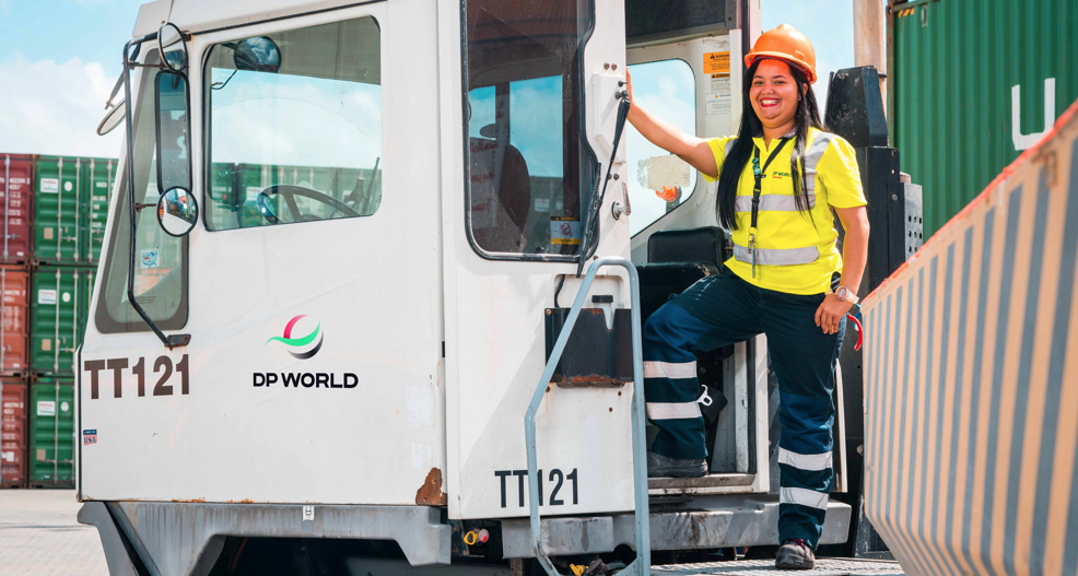 DP World anuncia programa para conducir vehículos pesados para mujeres de Boca Chica