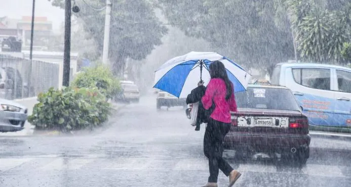 COE mantiene a diez provincias en alerta verde por onda tropical y vaguada