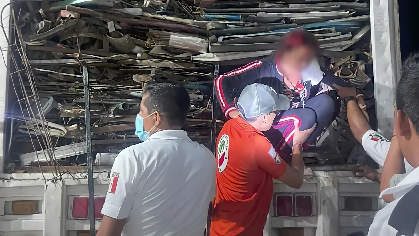 Rescatan a 10 dominicanos hacinados en camión de migrantes en México