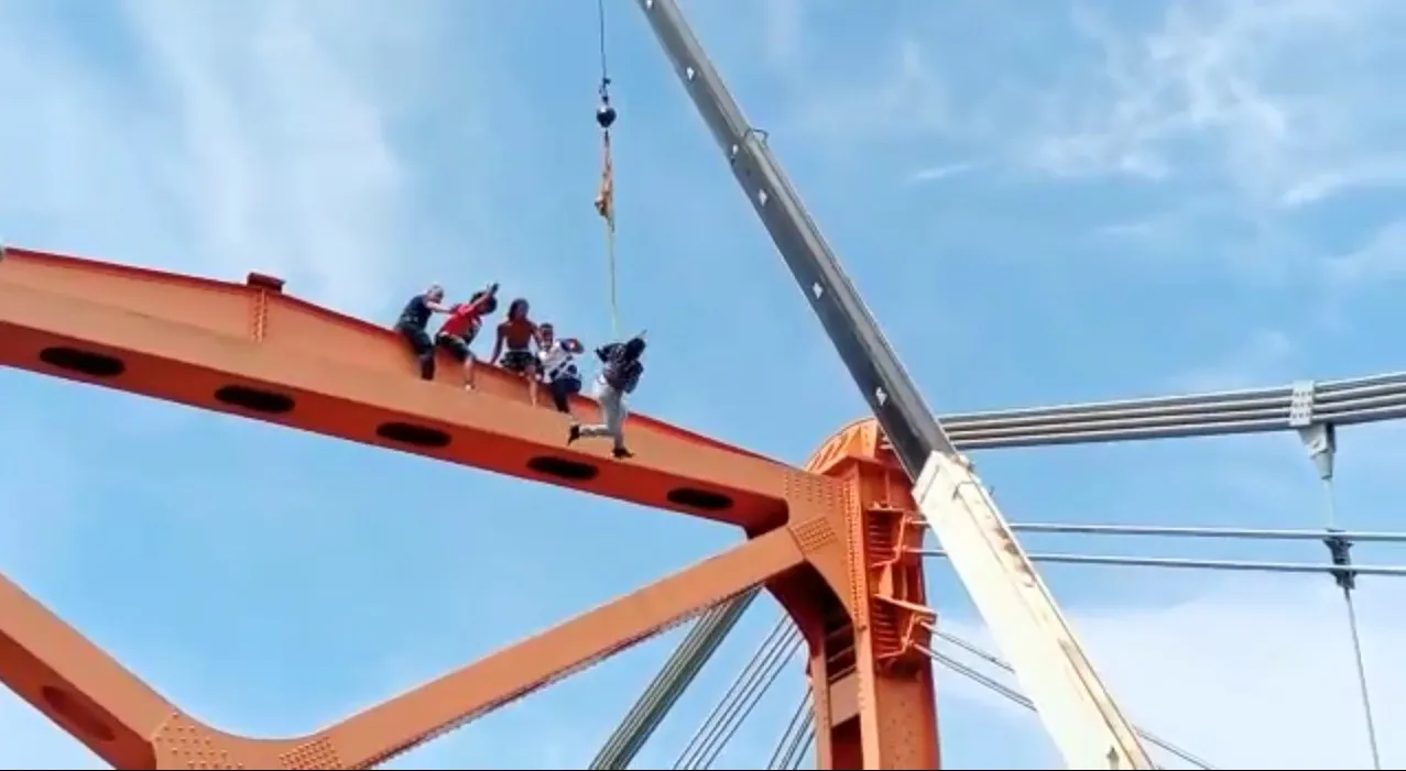 Rescatan hombre intentó lanzarse del puente Hermanos Patiño
