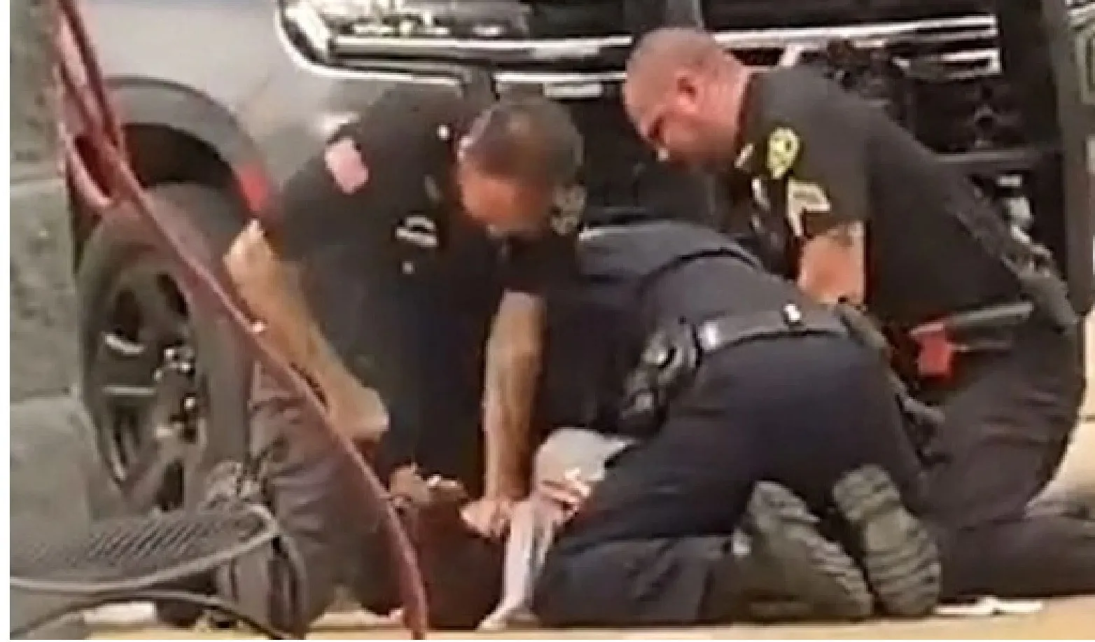 Tres policías grabados cuando propinan paliza a un hombre EEUU