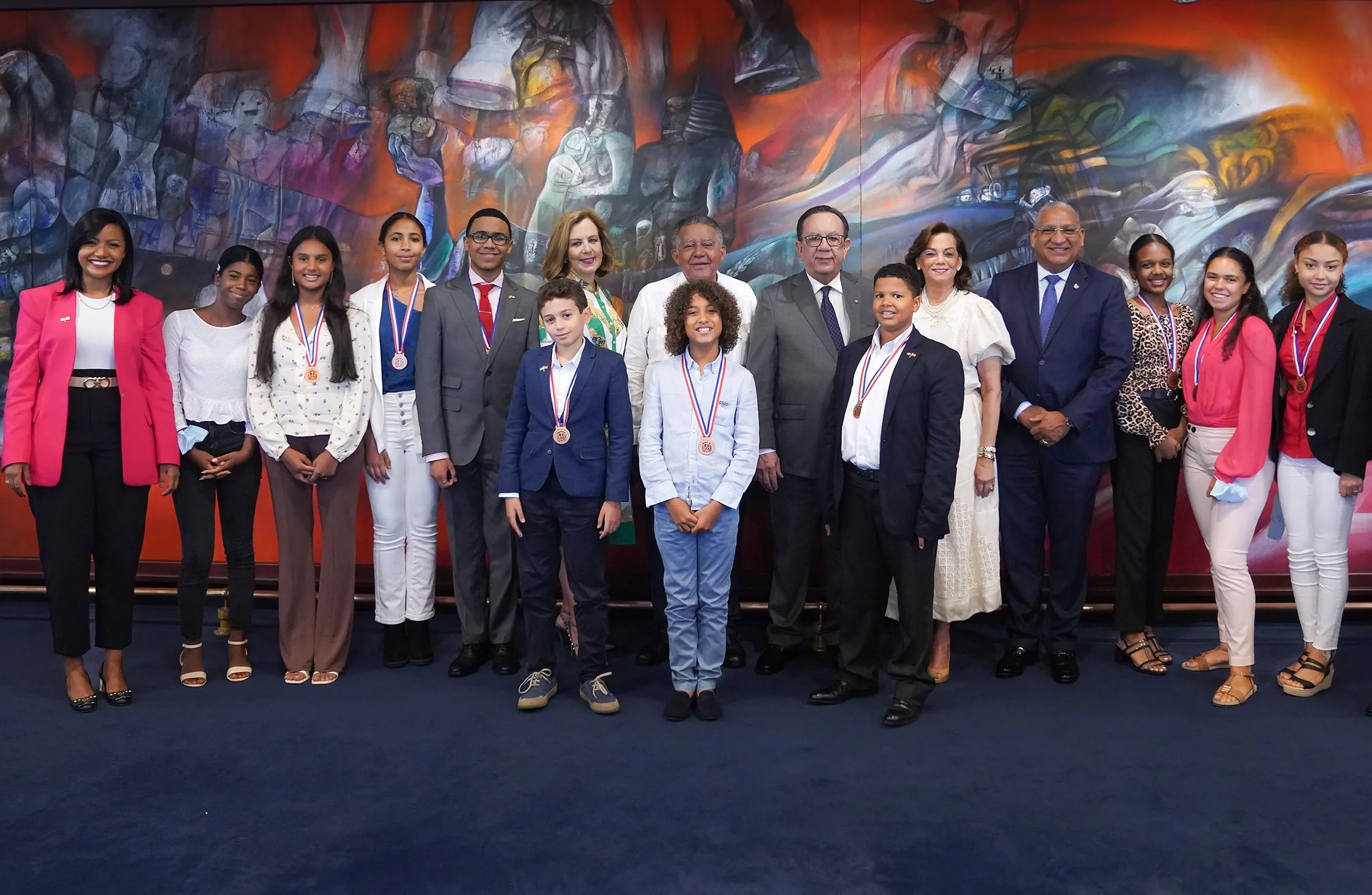 Valdez Albizu recibe a embajador dominicano en España y estudiantes meritorios