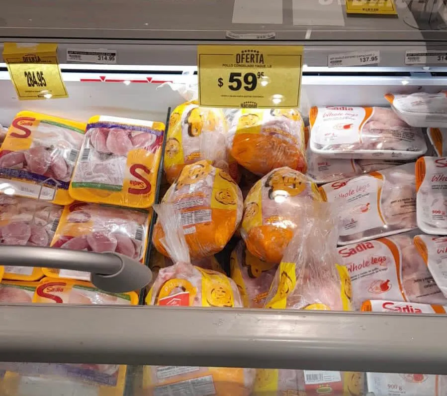 Pollos de 59 pesos la libra son importados, aunque aparecen con la marca Yaque