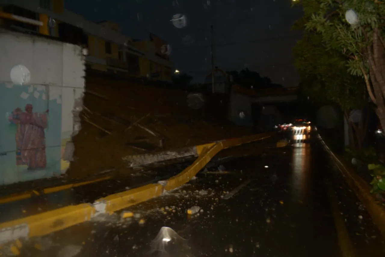 Al menos 12 familias evacuadas por derrumbe en avenida Las Carreras