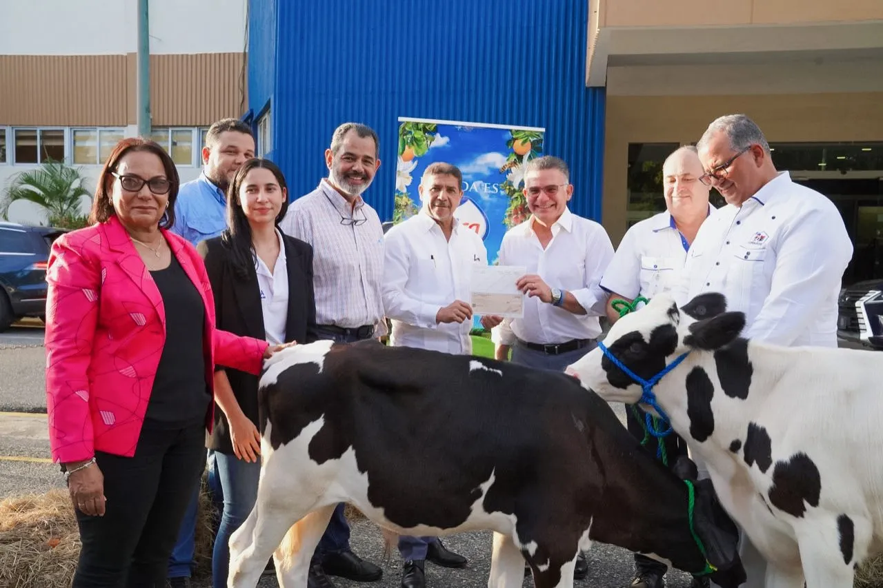 Grupo Rica dona becerros a Agricultura para mejorar genética de la ganadería lechera