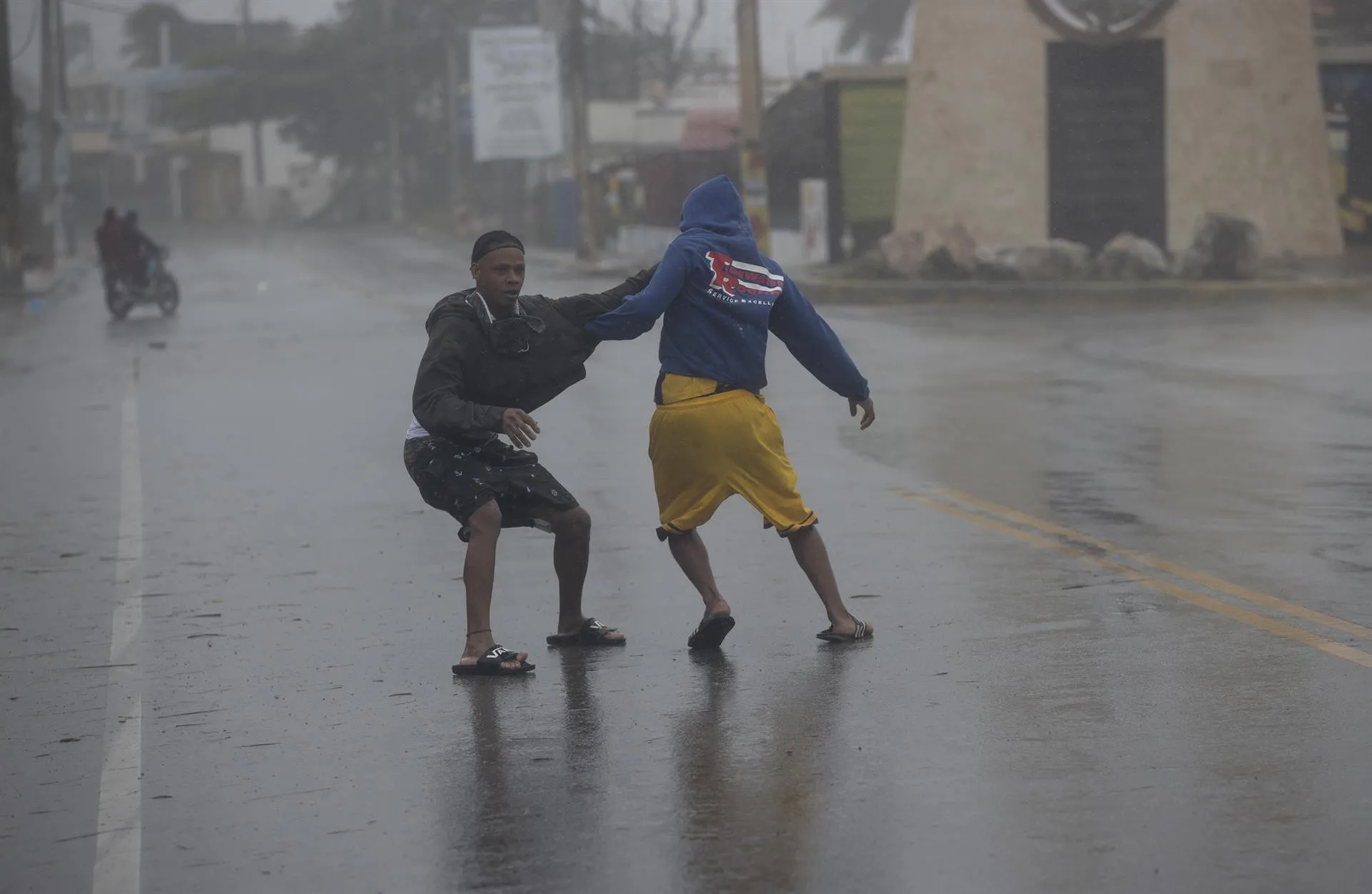Dos muertos y miles de desplazados por casas afectadas por huracán