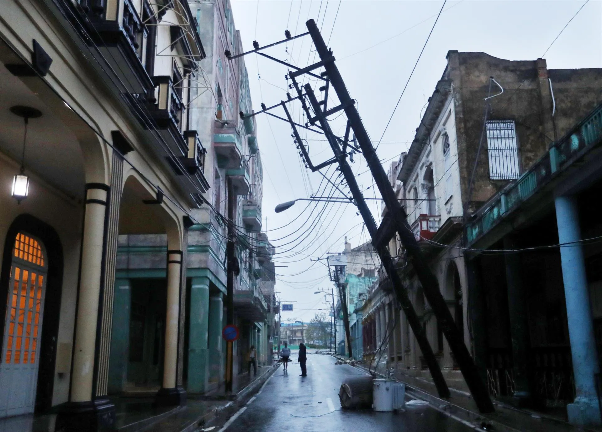 Toda Cuba sin electricidad por avería relacionada con huracán Ian