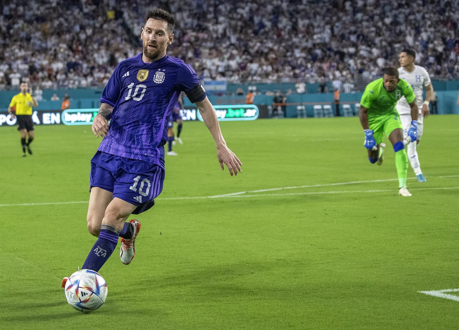 Messi juega menos de medio tiempo y marca doblete en 3 minutos