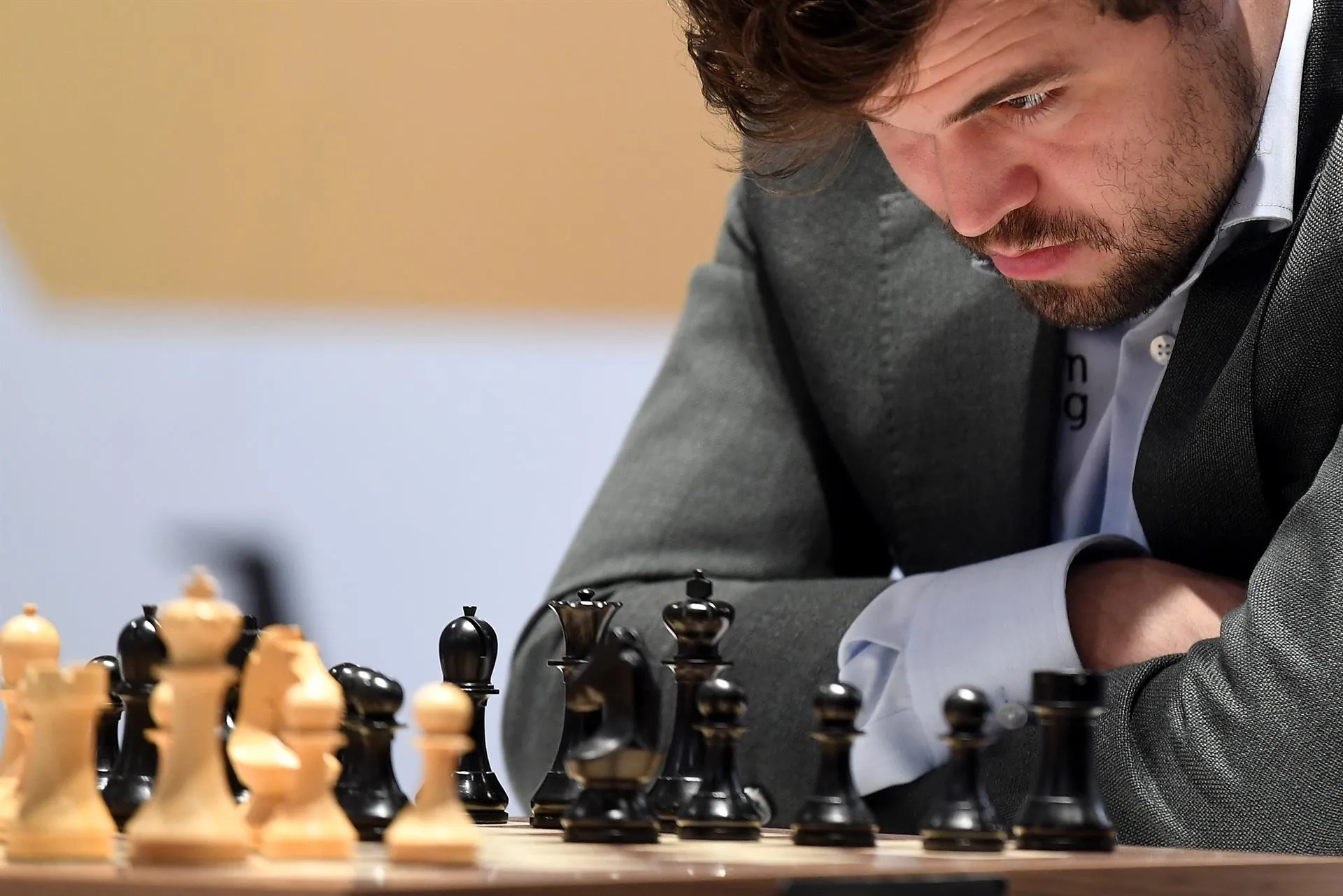 Carlsen se retira de torneo entre rumores de que le hicieron trampa