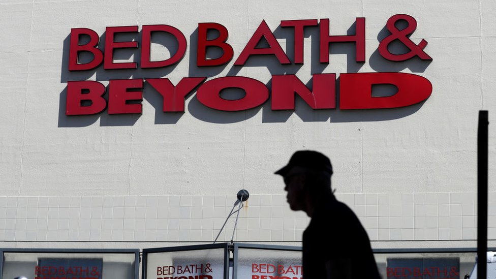Bed Bath & Beyond: el suicidio de un alto ejecutivo de origen venezolano que puso el foco en la grave crisis que atraviesa la cadena de tiendas de EEUU