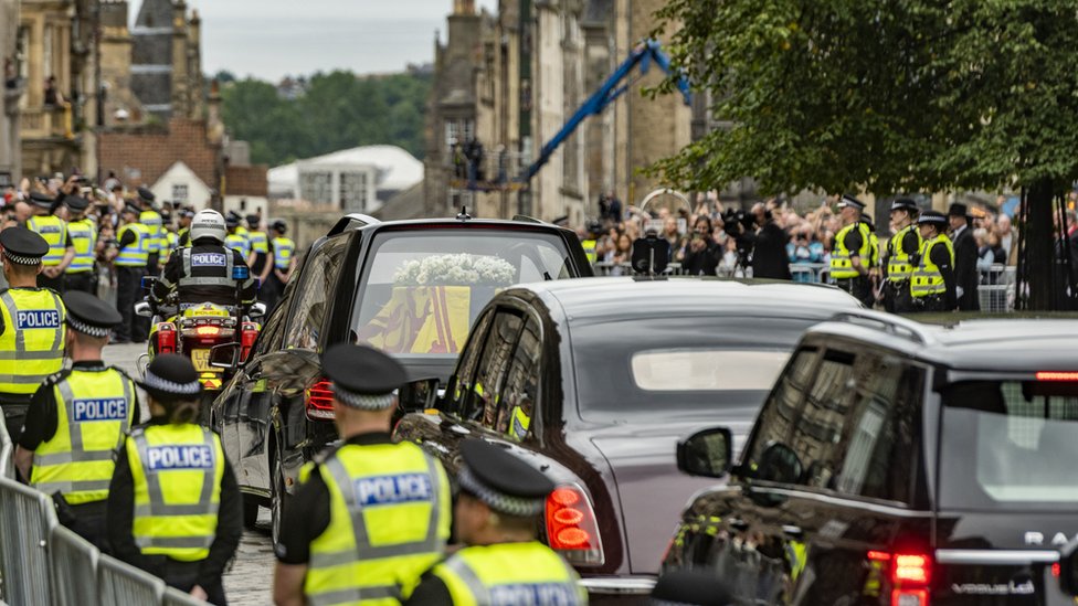 El arresto de personas protestando contra la monarquía en Reino Unido genera preocupaciones por la libertad de expresión