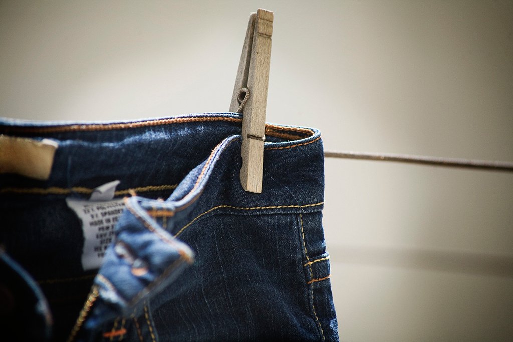 La razón química de por qué los jeans originales eran azules (y por qué se llaman jeans o denim)
