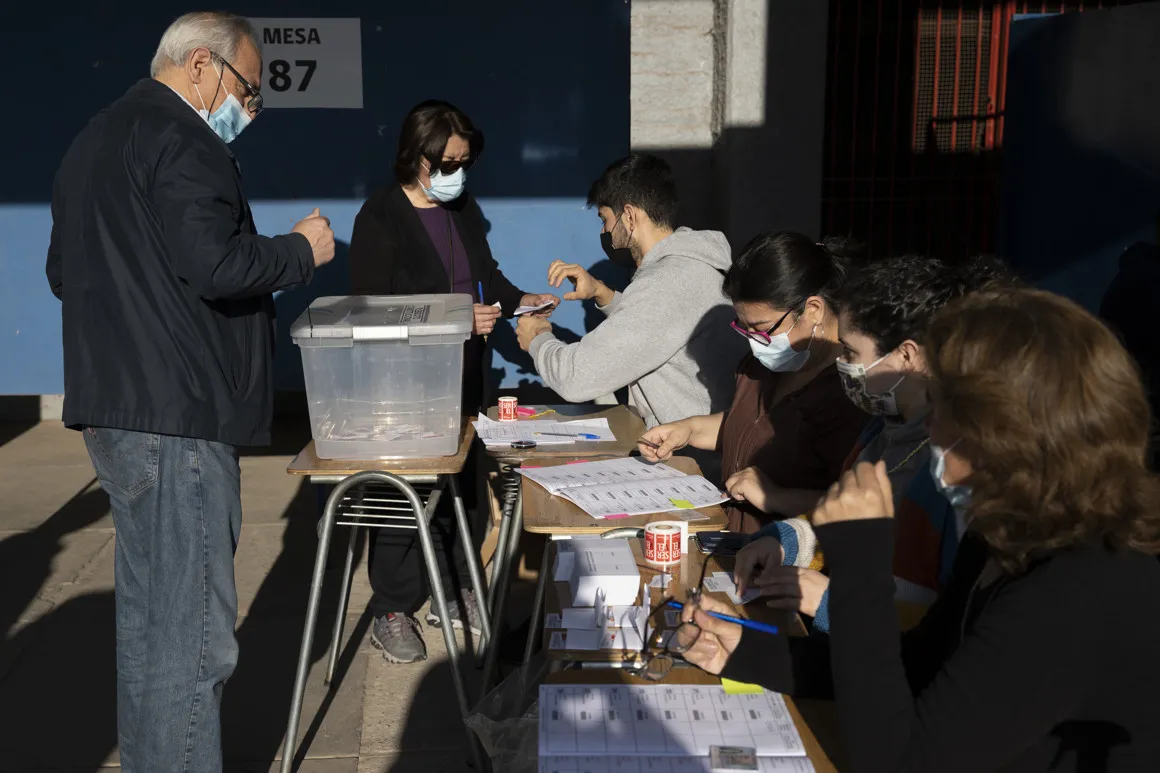 Chile comienza el conteo de votos del histórico plebiscito constitucional