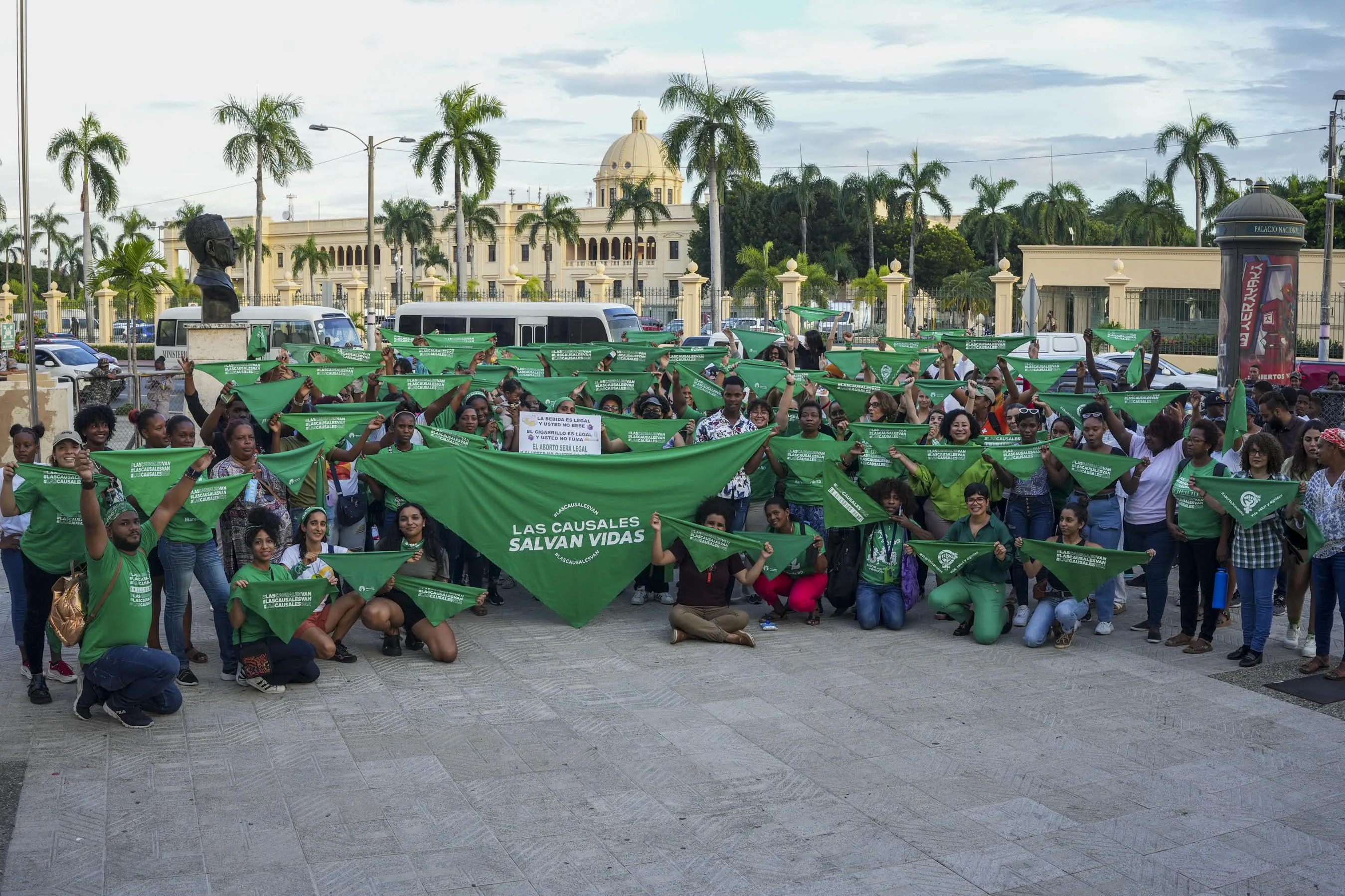 Pañuelazo verde frente al Palacio Nacional, por el Día de Acción Global por el Aborto Legal