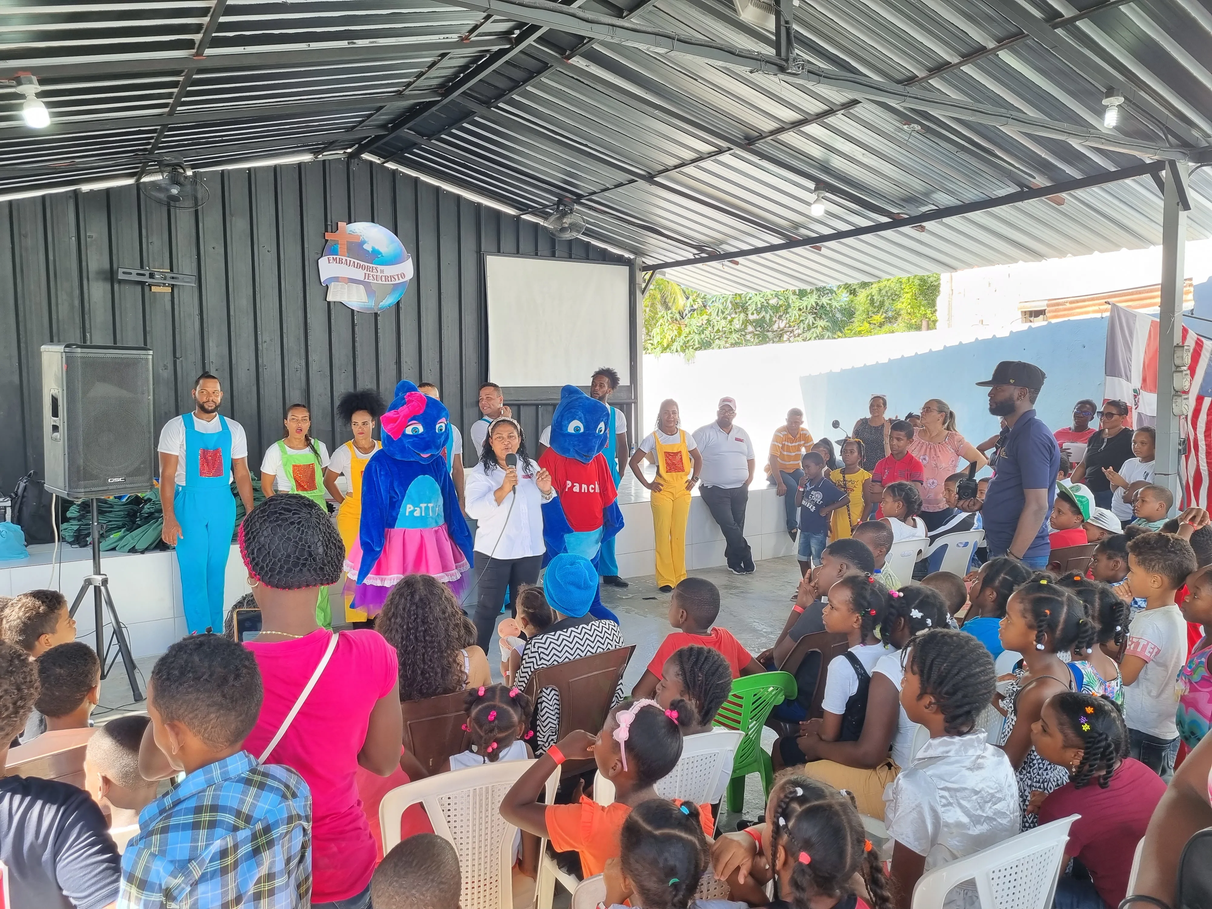 Fundación Mi Milagro Isanely distribuye gratis útiles escolares a niños de Punta Cana