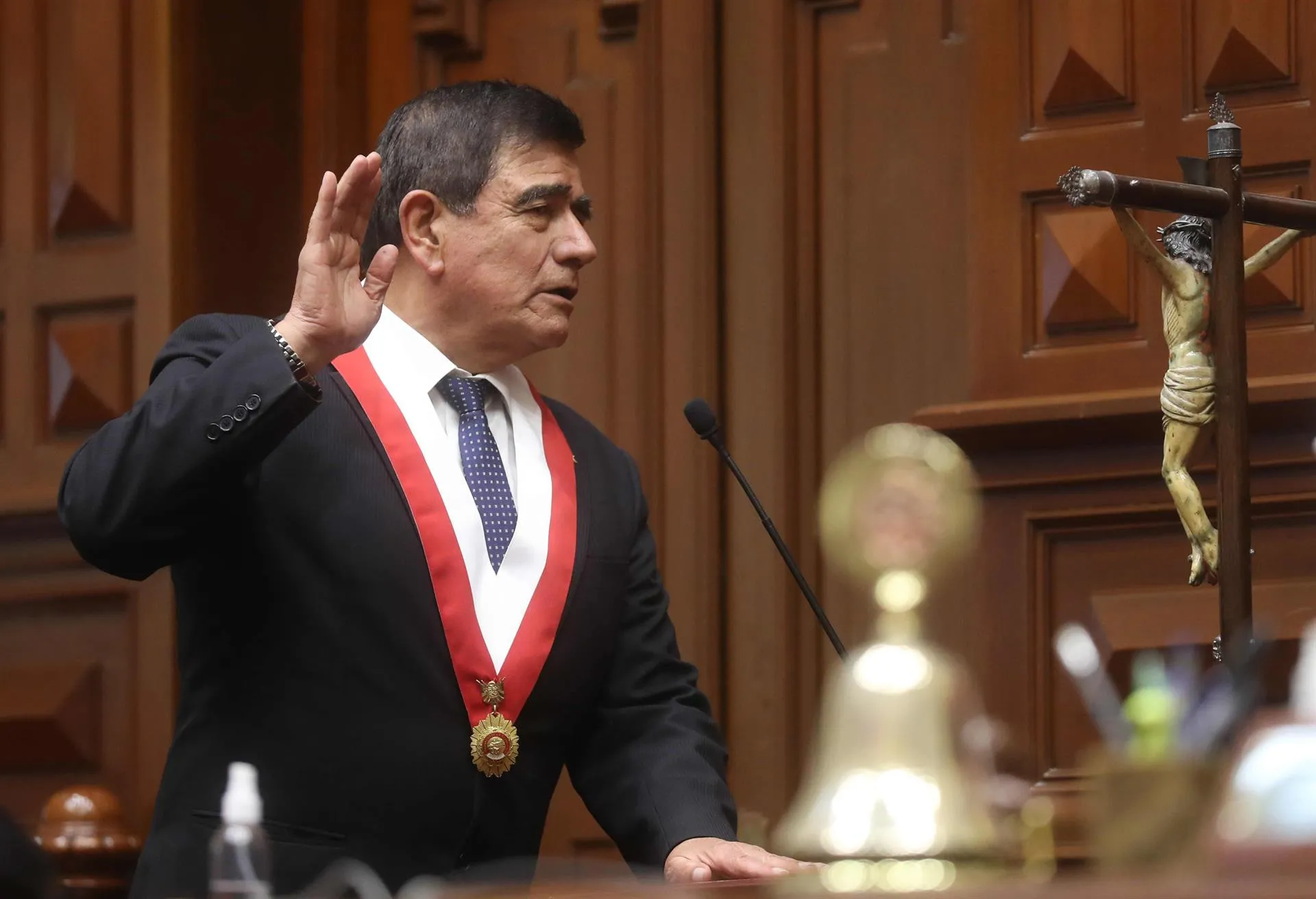 Excomandante de FFAA de Perú elegido presidente del Congreso