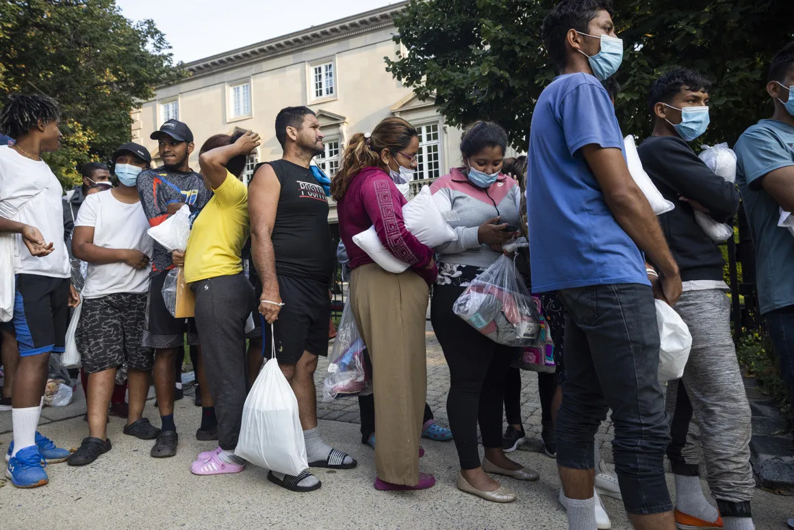 Texas manda buses con centenar de migrantes a la residencia de Kamala Harris