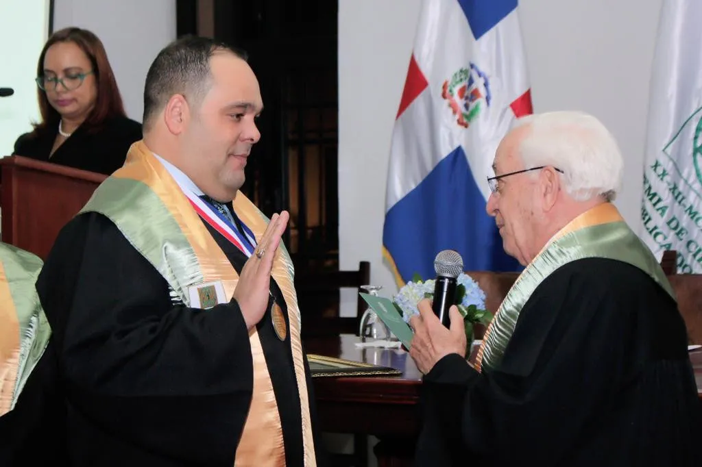 Esteban Tiburcio es investido como miembro de número de la Academia de Ciencias